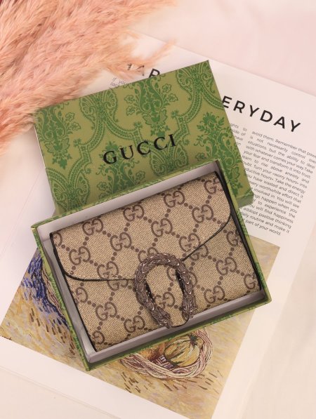 جزدان GUCCI / مرفق بعلبة.