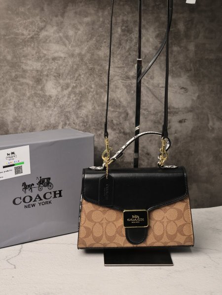 شنطة نسائية COACH.