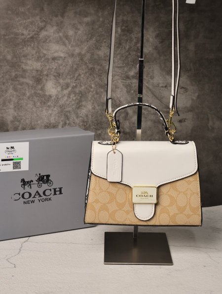 شنطة COACH.