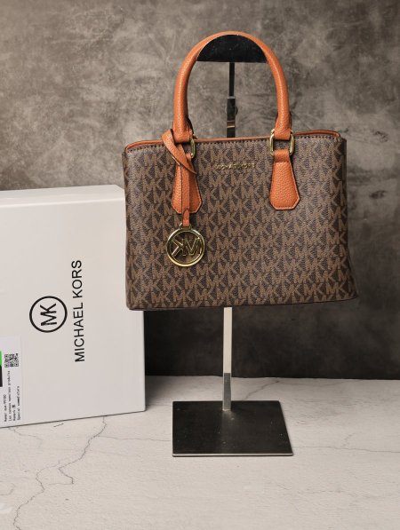 شنطة نسائية MICHAEL KORS.