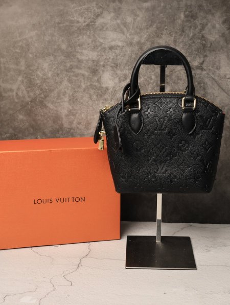 شنطة نسائية LOUIS VUITTON.
