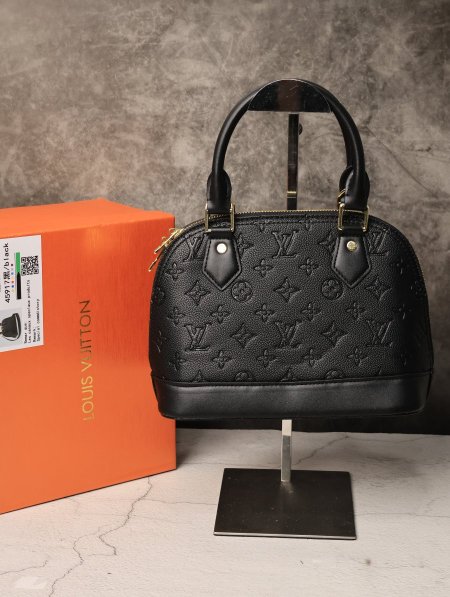 شنطة نسائية LOUIS VUITTON.