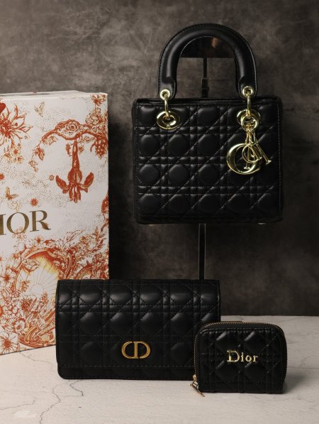 شنطة نسائية DIOR.
