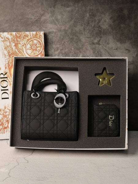طقم شنطة نسائية DIOR.