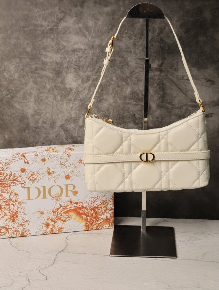 شنطة نسائية DIOR.