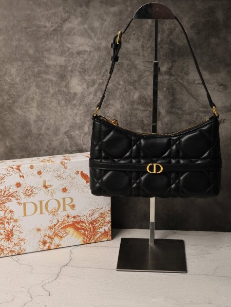 شنطة نسائية DIOR.