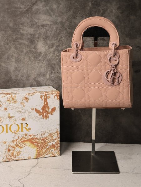 شنطة نسائية DIOR.