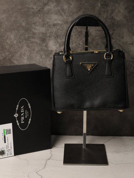 شنطة نسائية PRADA.
