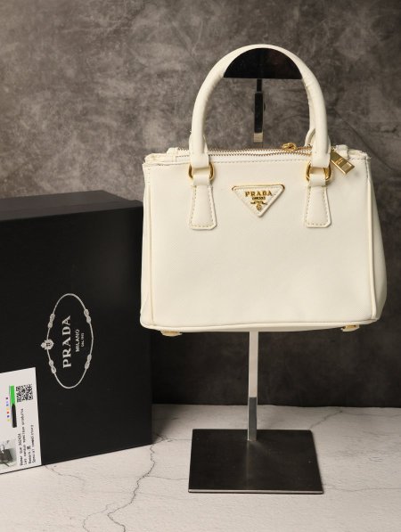 شنطة نسائية PRADA.
