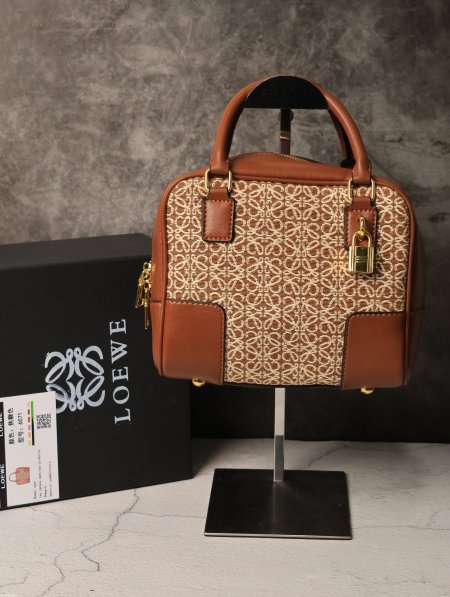 شنطة نسائية LOEWE.