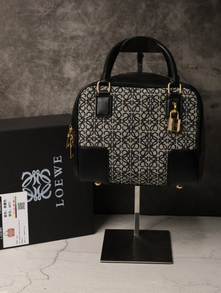 شنطة نسائية LOEWE.