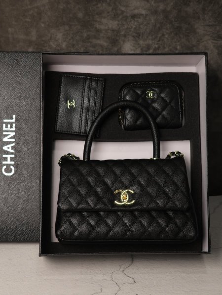 شنطة نسائية CHANEL.