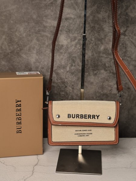 شنطة نسائية BURBERRY.