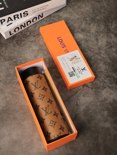 مطرة LOUIS VUITTON حافظة للحرارة مع بوكس.