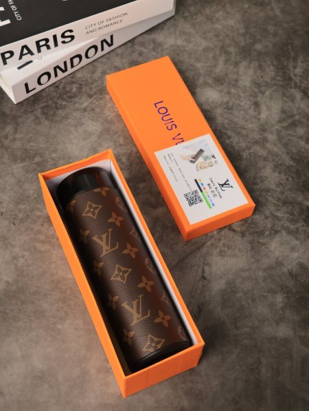 مطرة LOUIS VUITTON حافظة للحرارة مع بوكس.
