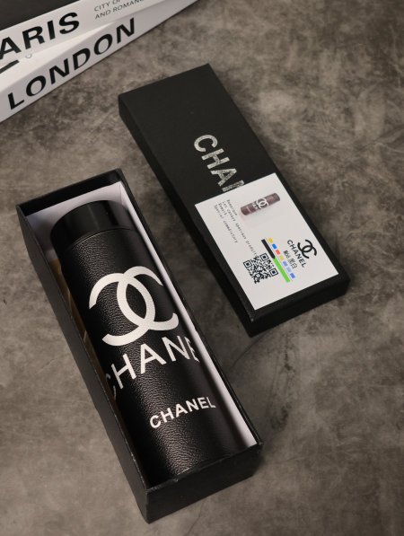 مطرة CHANEL حافظة للحرارة مع بوكس.
