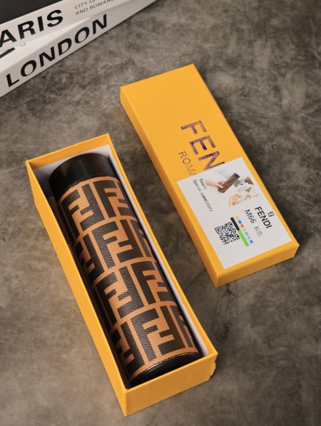 مطرة FENDI حافظة للحرارة مع بوكس.