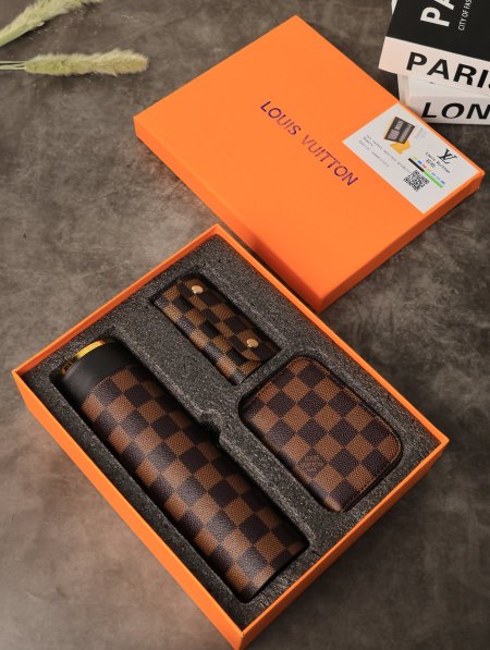 طقم مطرة حرارية من LOUIS VUITTON.