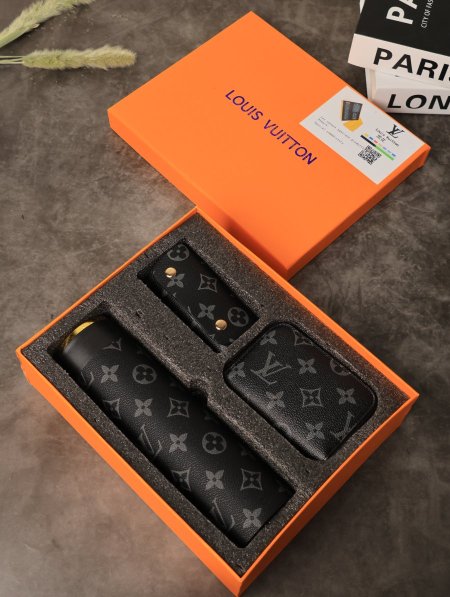 طقم مطرة حرارية من LOUIS VUITTON.
