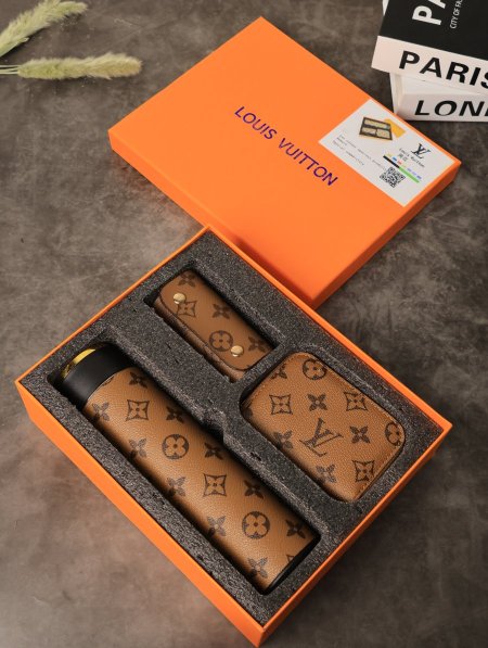 طقم مطرة حرارية من LOUIS VUITTON.