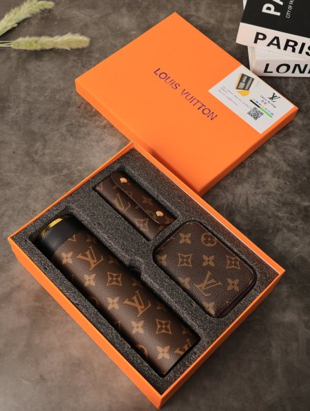 طقم مطرة حرارية من LOUIS VUITTON.