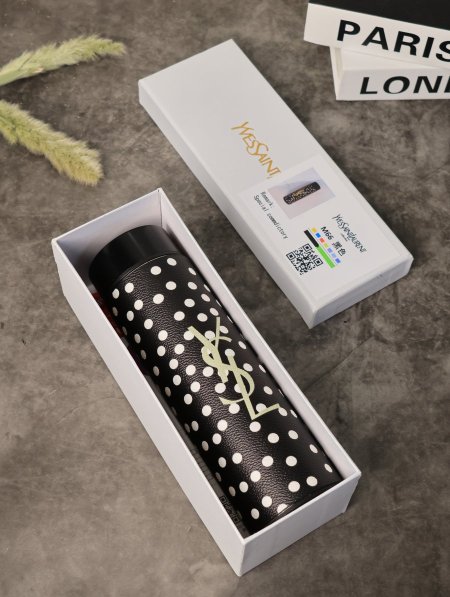 مطرة SAINT LAURENT. حافظة للحرارة مع بوكس.
