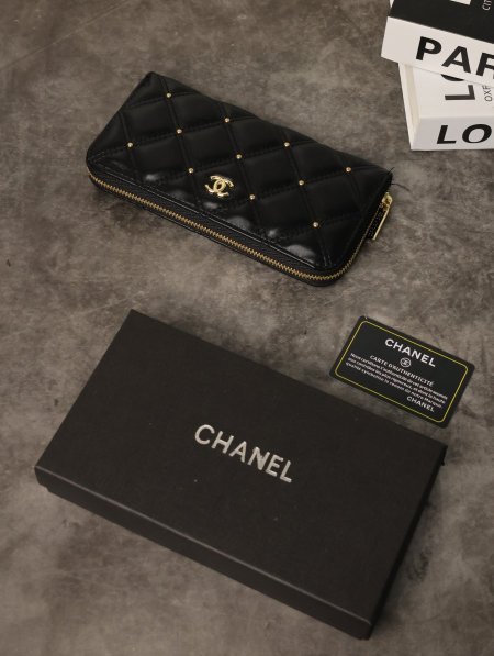 جزدان نسائي CHANEL مع علبة.
