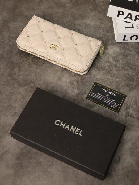 جزدان نسائي CHANEL مع علبة.