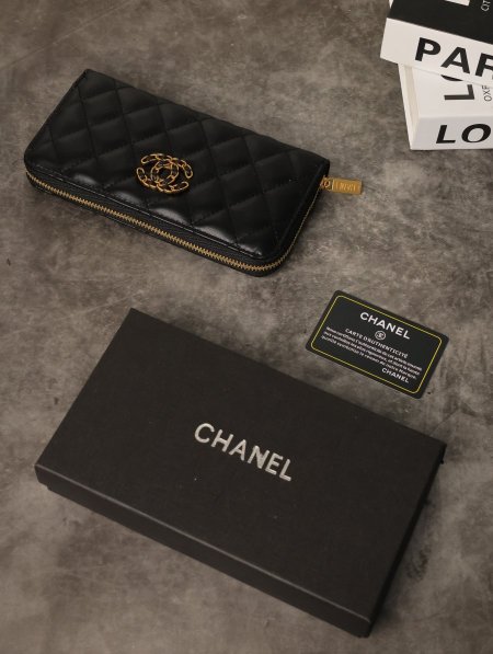 جزدان نسائي CHANEL مع علبة.
