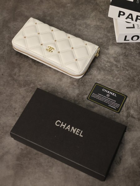 جزدان نسائي CHANEL مع علبة.