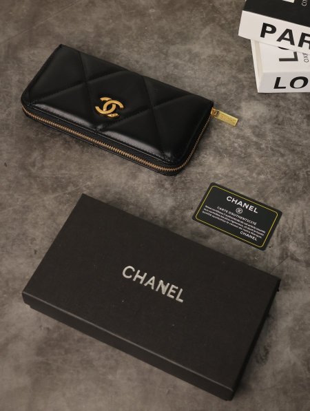 جزدان نسائي CHANEL مع علبة.