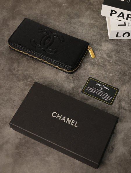 جزدان نسائي CHANEL مع علبة.