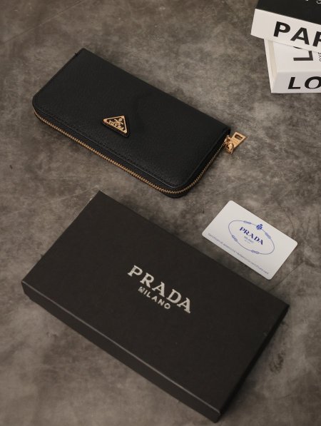 جزدان نسائي PRADA مع علبة.