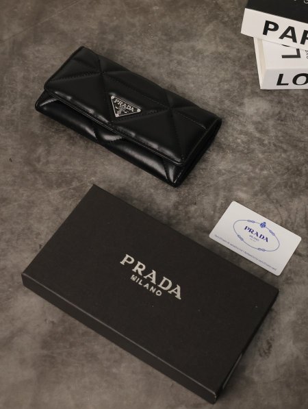 جزدان نسائي PRADA مع علبة.