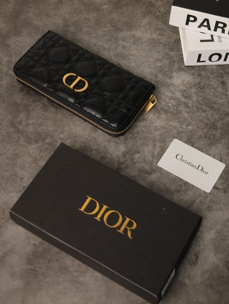 جزدان نسائي CHRISTIAN DIOR مع علبة.
