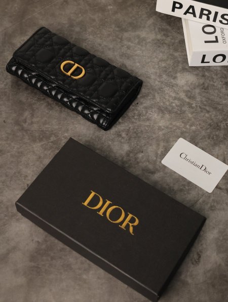جزدان نسائي DIOR مع علبة.