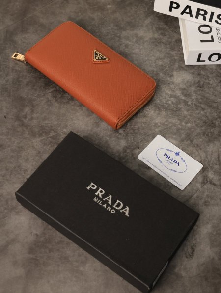 جزدان نسائي PRADA مع علبة.
