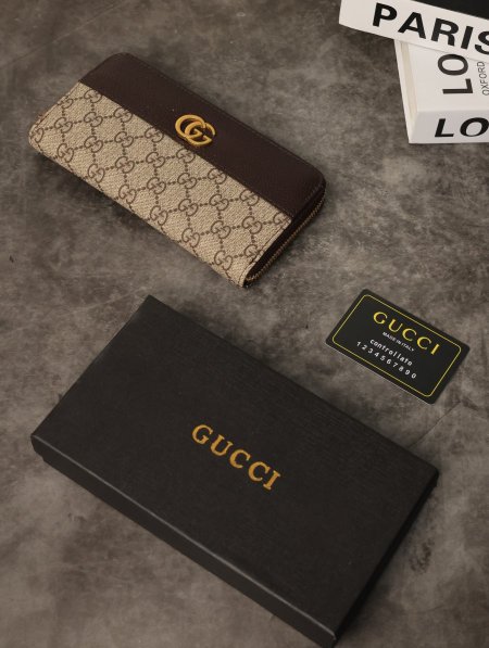 جزدان نسائي GUCCI مع علبة.