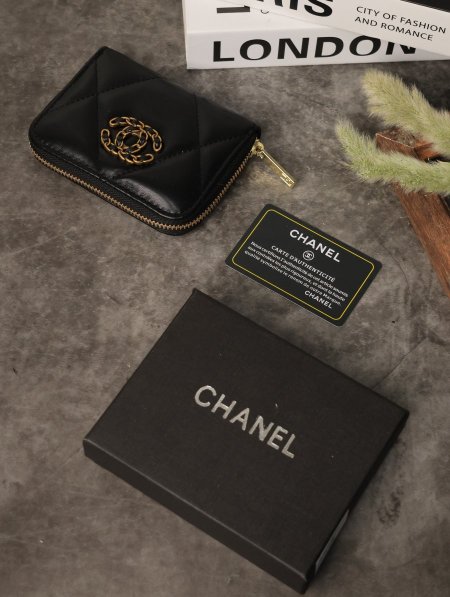 جزدان نسائي CHANEL مع علبة.