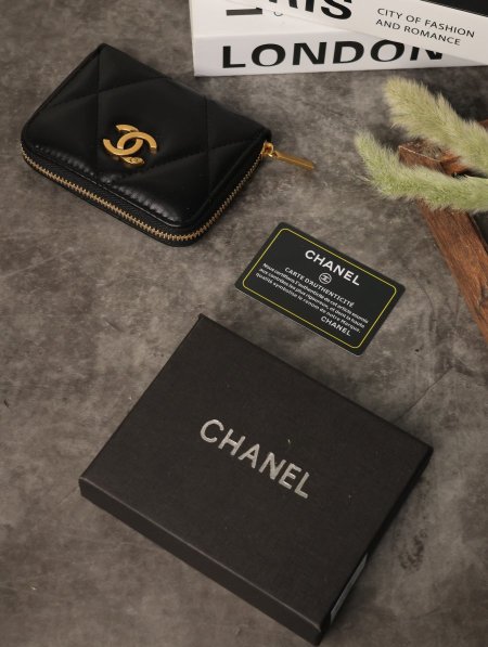 جزدان نسائي CHANEL مع علبة.