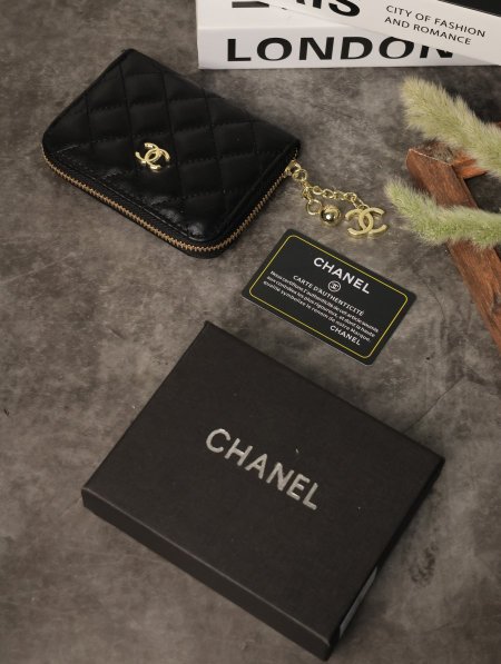 جزدان نسائي CHANEL مع علبة.