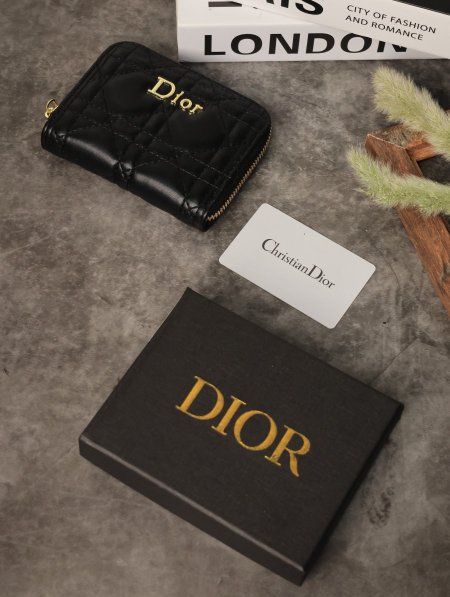 جزدان نسائي  DIOR مع علبة.