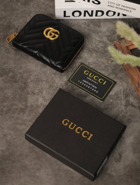 جزدان نسائي GUCCI مع علبة.