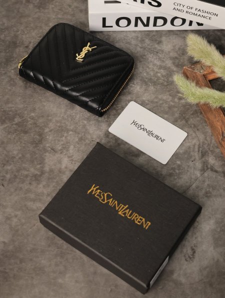 جزدان نسائي Saint Laurent مع علبة.