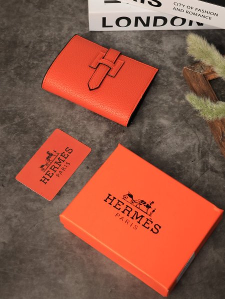 جزدان نسائي HERMES مع علبة.