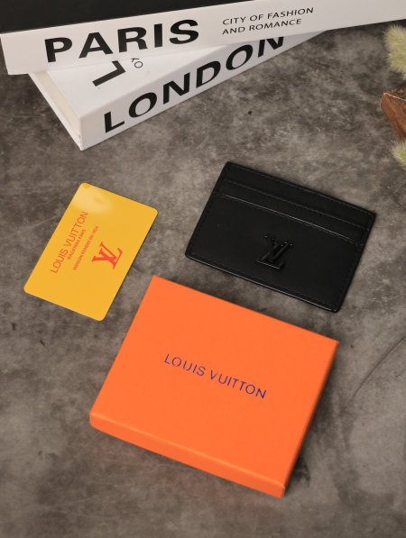 جزدان رجالي LOUIS VUITTON مع علبة.
