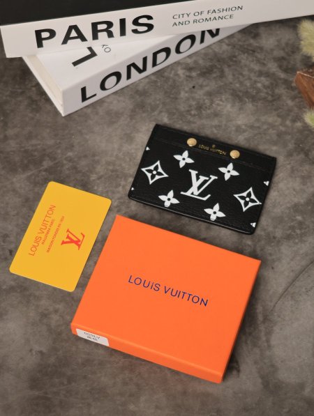 جزدان رجالي LOUIS VUITTON مع علبة.