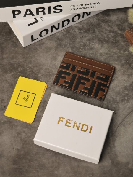 جزدان رجالي FENDI مع علبة.