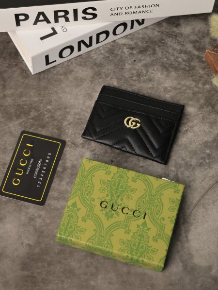 جزدان رجالي GUCCI  مع علبة.