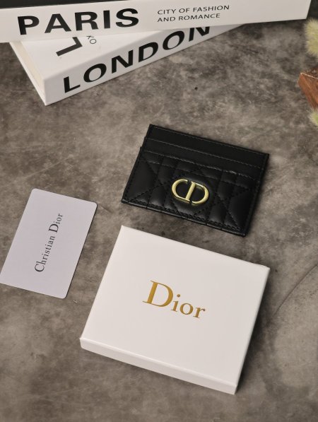 جزدان رجالي DIOR مع علبة.